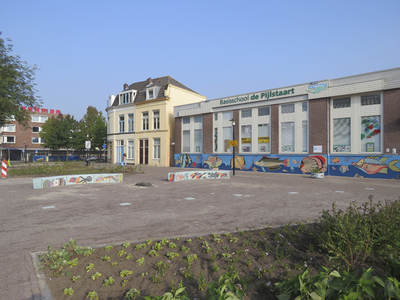 907364 Gezicht op het heringerichte pleintje voor de Basisschool de Pijlstaart aan het begin van de ...
